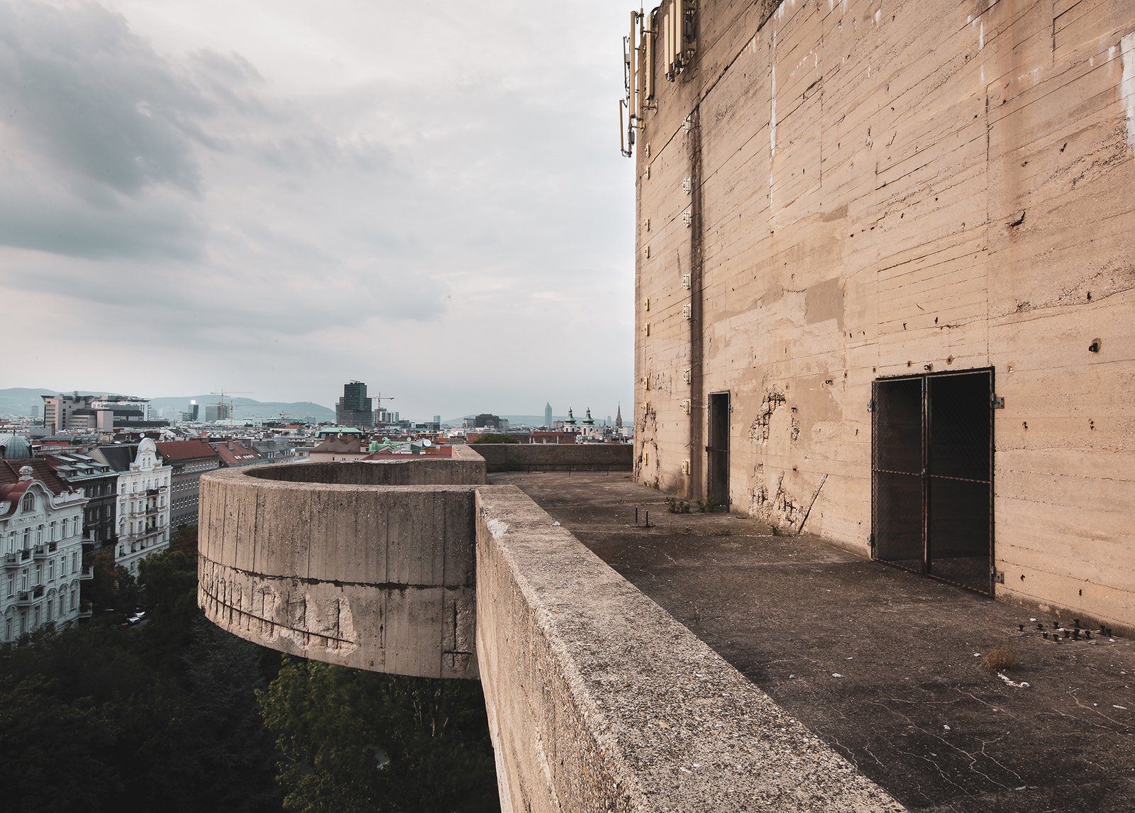 Die Terrasse des ehemaligen Leitturms im Augarten.
